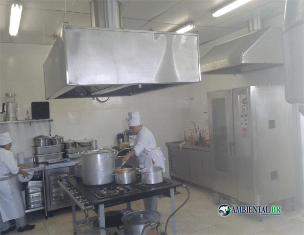 Desentupidora de coifas revisa sistema exaustor de cozinhas industriais